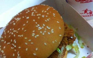 肯德基手机壳（鲜味十足的KFC主题手机壳，展示你对美食的热爱）