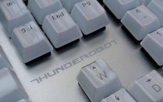 揭秘雷神白幽灵的传奇之旅（无敌力量的背后——雷神白幽灵的奇迹）