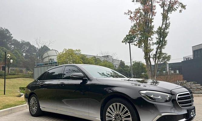 奔驰E300（探索奔驰E300的尊贵与激情）-第3张图片-数码深度