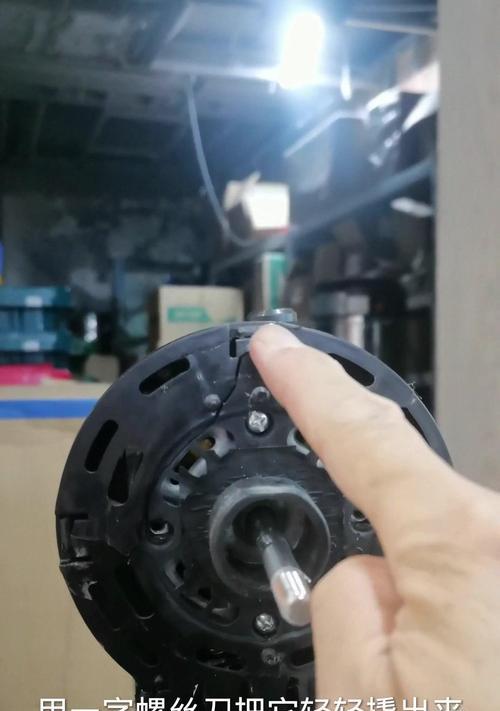 电脑风扇卡扣拆卸教程（简单操作，让电脑风扇恢复正常运转）-第1张图片-数码深度